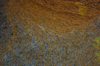 Nehir yüzeyinde kirli köpük