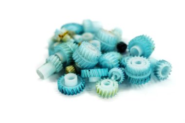 Kirli plastik dişliler beyaz arkaplanda