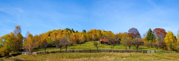 Chalet Entouré Une Clôture Dans Une Atmosphère Automne Avec Lune — Photo