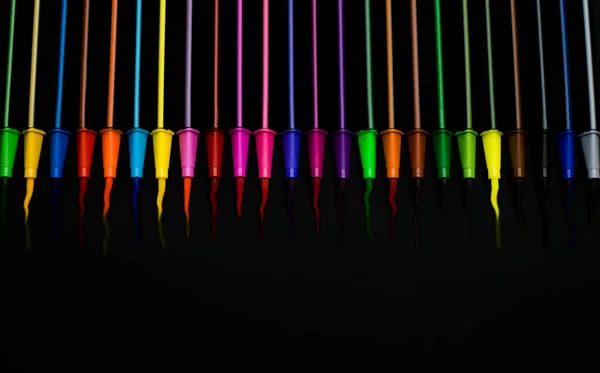 黒の背景に虹のマーカーのセット — ストック写真