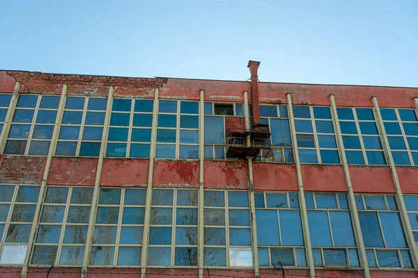 壊れた窓を持つ放棄された工場倉庫 — ストック写真