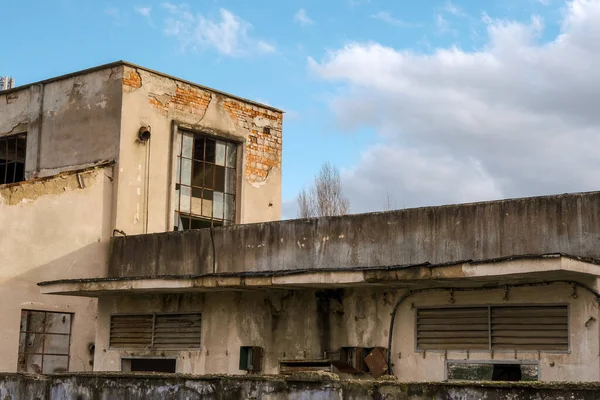kırık pencereler ile terk edilmiş fabrika depo