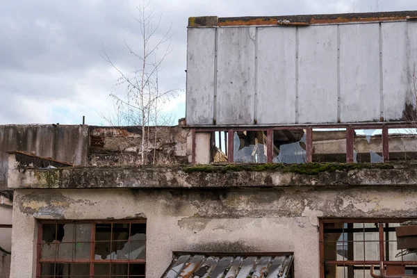 kırık pencereler ile terk edilmiş fabrika depo