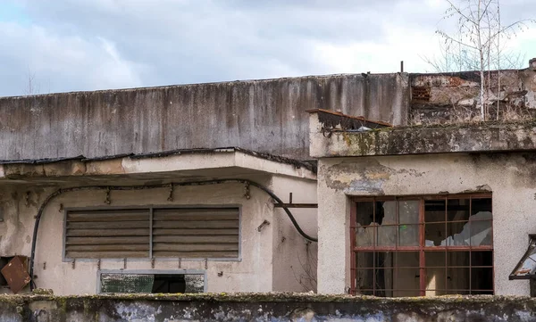 Almacén Fábrica Abandonado Con Ventanas Rotas — Foto de Stock