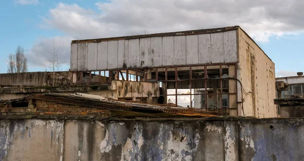 Almacén Fábrica Abandonado Con Ventanas Rotas — Foto de Stock