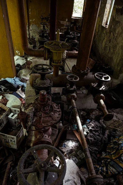 Zona Industrial Abandonada Con Tuberías Grifos —  Fotos de Stock