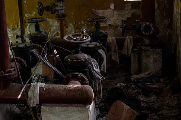 Zona Industrial Abandonada Con Tuberías Grifos —  Fotos de Stock