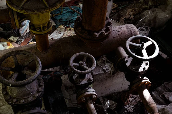 Industriebrache Mit Rohren Und Wasserhähnen — Stockfoto