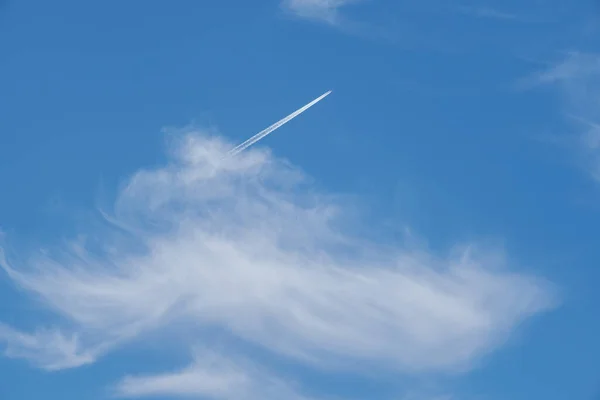 Aviones Volando Través Las Nubes Cielo Azul — Foto de Stock