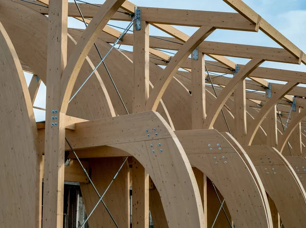 Detail Einer Modernen Holzarchitektur Aus Brettschichtholz Vor Blauem Wolkenverhangenem Himmel — Stockfoto