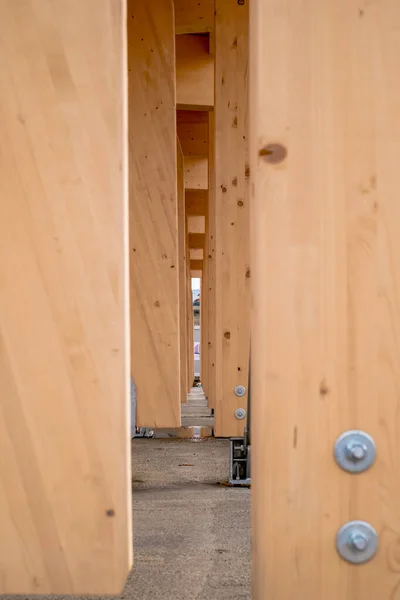 Detail Einer Modernen Holzarchitektur Aus Brettschichtholz Vor Blauem Wolkenverhangenem Himmel — Stockfoto