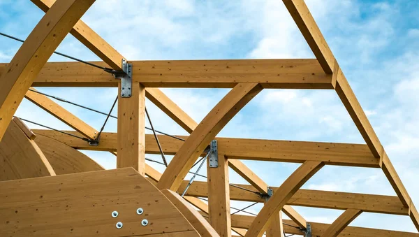 Detail Einer Modernen Holzarchitektur Aus Brettschichtholz Vor Blauem Wolkenverhangenem Himmel — Stockfoto