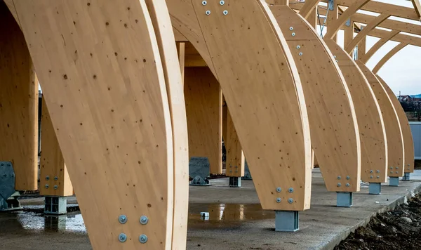 Detail Einer Modernen Holzarchitektur Aus Brettschichtholz Vor Blauem Wolkenverhangenem Himmel — Stockfoto