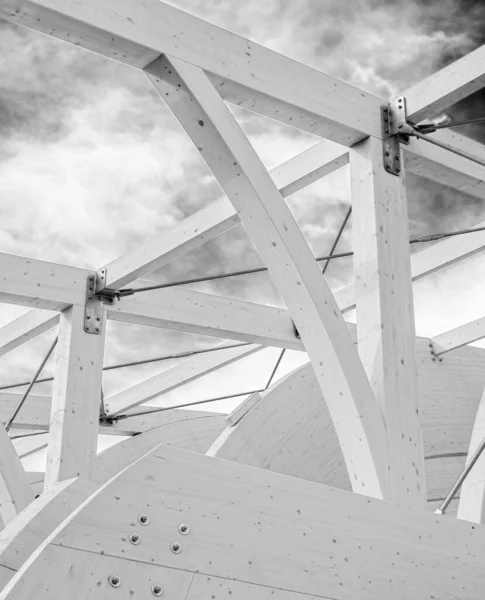 Detail Einer Modernen Holzarchitektur Aus Brettschichtholz Vor Blauem Wolkenverhangenem Himmel — Stockfoto