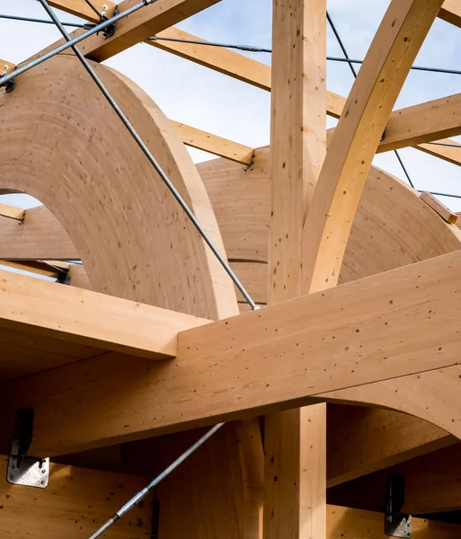 Detail Einer Modernen Holzarchitektur Aus Brettschichtholz Vor Blauem Wolkenverhangenem Himmel — Stockfoto