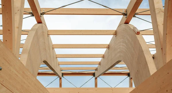 Detail Einer Modernen Holzarchitektur Aus Brettschichtholz Vor Blauem Wolkenverhangenem Himmel — Stockfoto