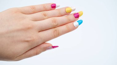 Beyaz arka planda iki tonluk manikürlü kızlar.