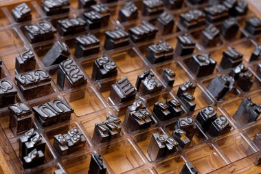 Mektup baskısı, sümüklüböcekler ve mektuplar çekmecede.