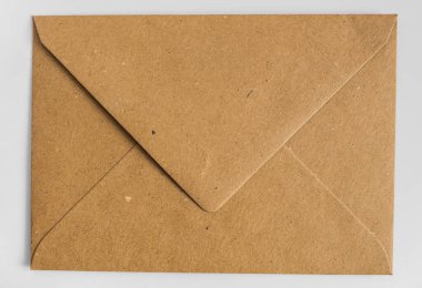 Beyaz arka planda eski buruşuk zarf