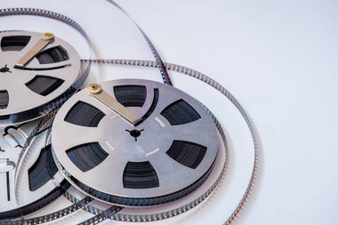 Beyaz bir arka plan üzerinde izole eski film makarası