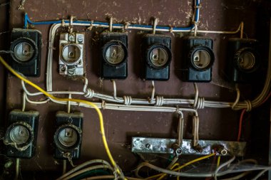 Terk edilmiş bir binada eski bir seramik sigorta paneli