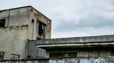 Çürümekte olan eski sanayi binası