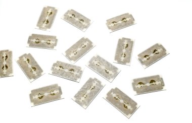 Beyaz arka planda eski tıraş bıçağı