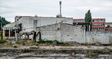 Çürümekte olan eski sanayi binası