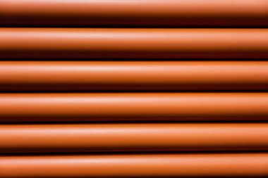 Polivinil klorürden yapılmış turuncu pipo.