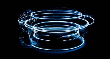 Led ışığını uzun pozlu çekimle karanlıkta boyuyorum.