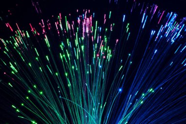 Koyu arkaplanda optik fiber ağ kablosu.