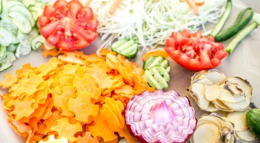 Dekorasyon için kesilmiş çiğ sebzeler.