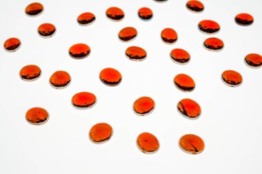 Beyaz zemin üzerinde kırmızı cam taşlar