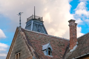 Romen seramik çatısında tuğla baca ve eski televizyon anteni
