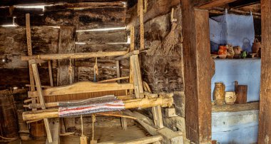 Üzerinde ev yapımı iplik olan Romanya dokuması