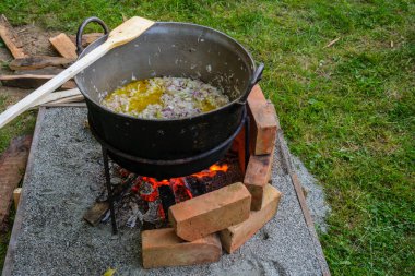 Romen geleneksel yemekleri açık ateşte kazanda hazırlandı