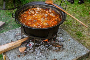 Romen geleneksel yemekleri açık ateşte kazanda hazırlandı