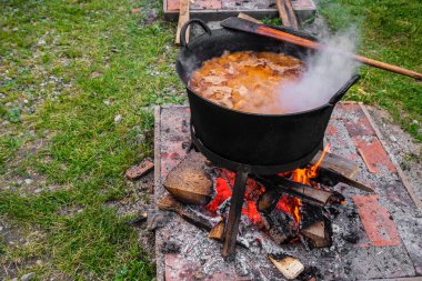 Romen geleneksel yemekleri açık ateşte kazanda hazırlandı