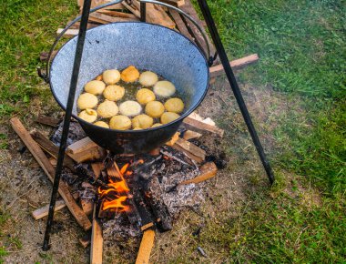 Romen geleneksel yemekleri açık ateşte kazanda hazırlandı
