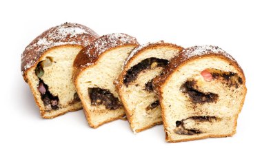 Paskalya veya Noel için geleneksel Romanya sünger keki Çikolata, Türk lokumu ve fıstık ile