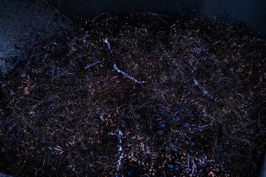 Bir konteynıra metal talaşları dök