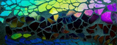 Işığı yansıtan küçük ayna parçaları