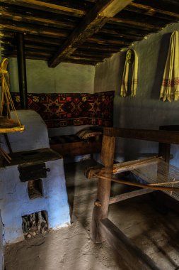 Kırsal mobilya ve dekorasyonla geleneksel Romen halk evleri