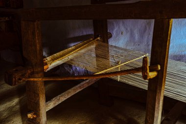 Kırsal mobilya ve dekorasyonla geleneksel Romen halk evleri