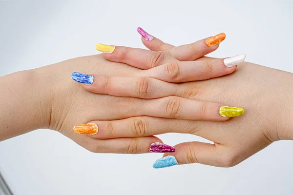 Mão Meninas Com Diy Manicure Fundo Branco — Fotografia de Stock