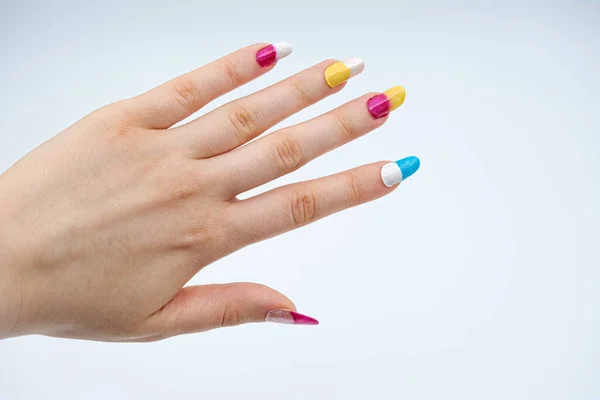 Mano Ragazze Con Manicure Bicolore Sfondo Bianco — Foto Stock