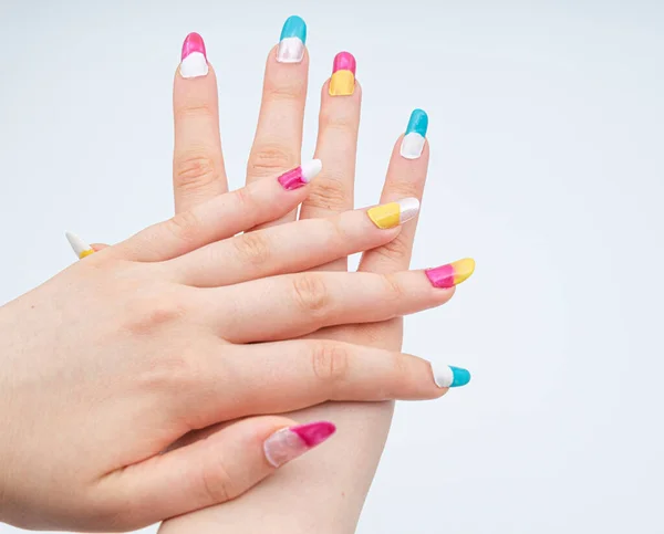 Mão Meninas Com Manicure Dois Tons Fundo Branco — Fotografia de Stock