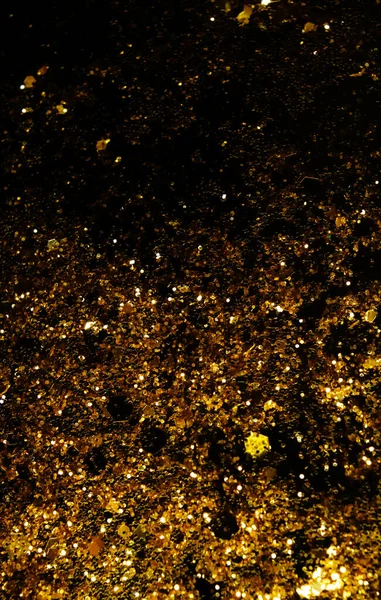 黒の背景に輝く黄金の星 — ストック写真