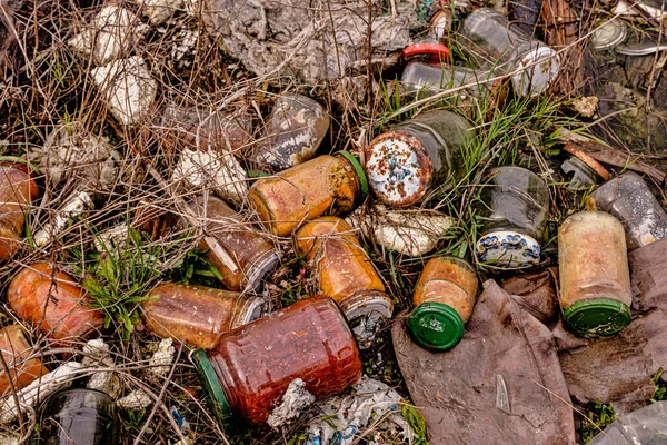 自然を汚染する様々な缶の瓶 — ストック写真