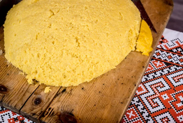 Polenta Caliente Humeante Sobre Una Vieja Tabla Madera Sobre Mesa — Foto de Stock